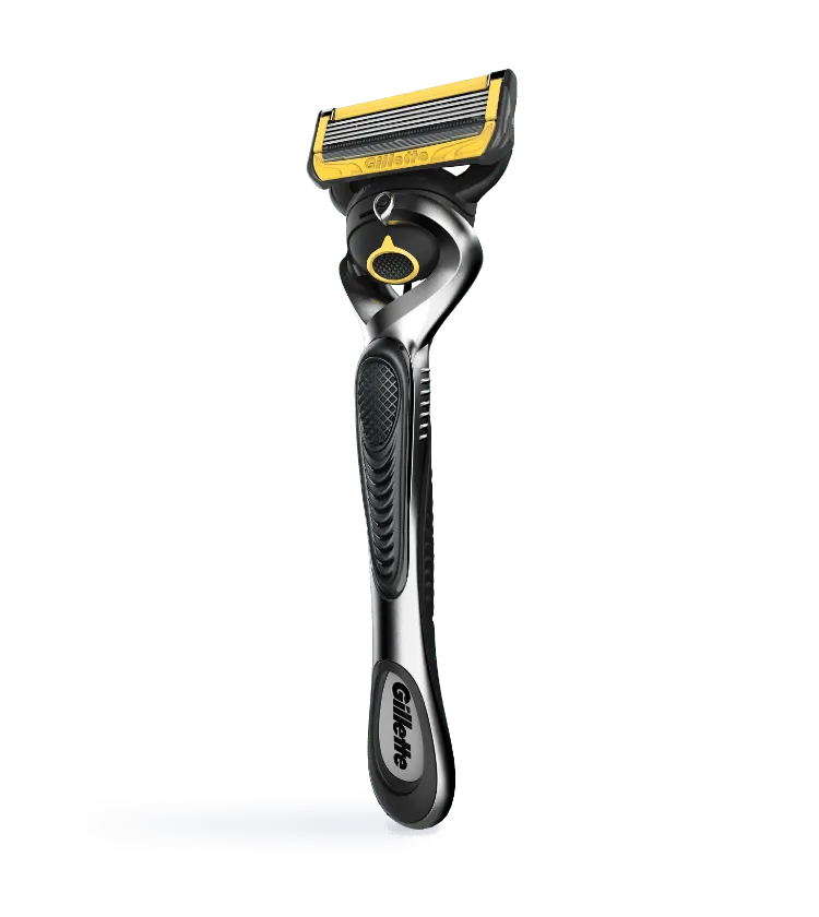Rasoio Gillette Proshield su sfondo bianco