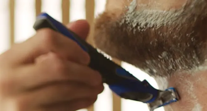 Raditi in direzione della barba e contro la barba