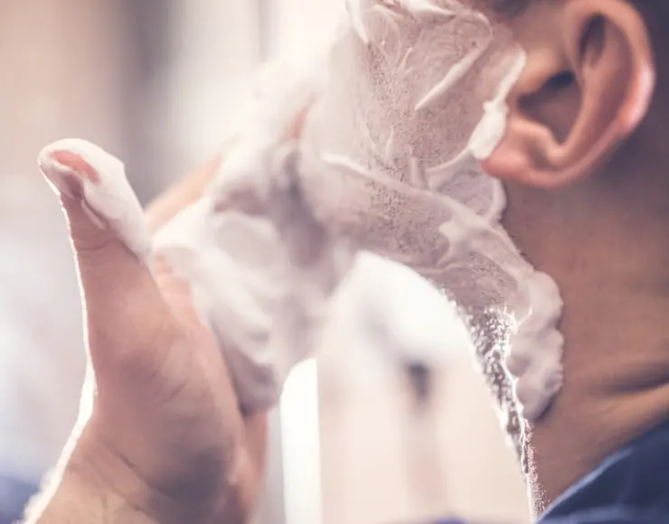 Est-il vrai qu'en se rasant, on obtient plus de barbe ?