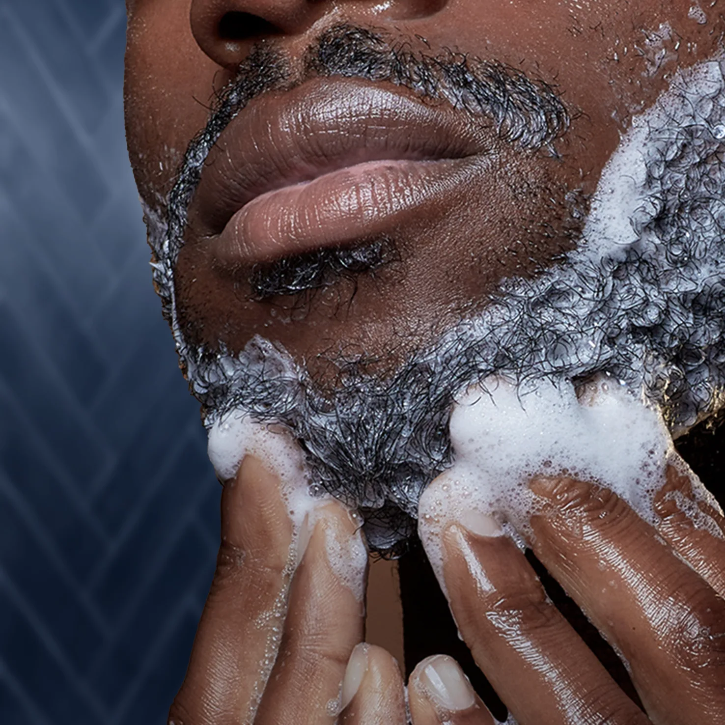 FASE 2 : Applica il detergente sulla barba, coprendo il pelo dalla radice alla punta