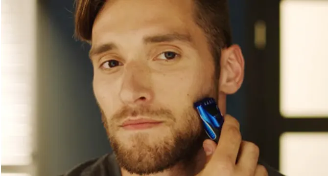 Abbina la tua barba rifinendola con il pettine regolabarba