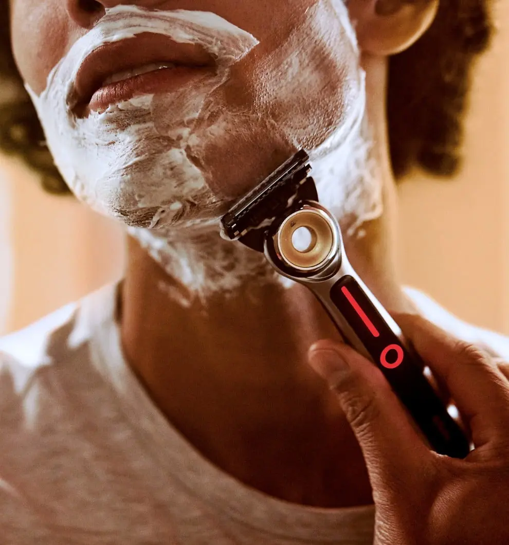 Mit der 2D-Flex-Disc-Technologie passt sich der Rasierer Ihrem Gesicht an
