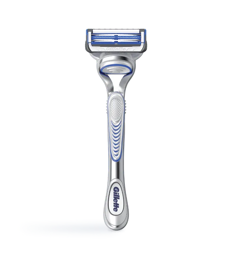 Primo piano di un rasoio Gillette SkinGuard Sensitive su sfondo bianco