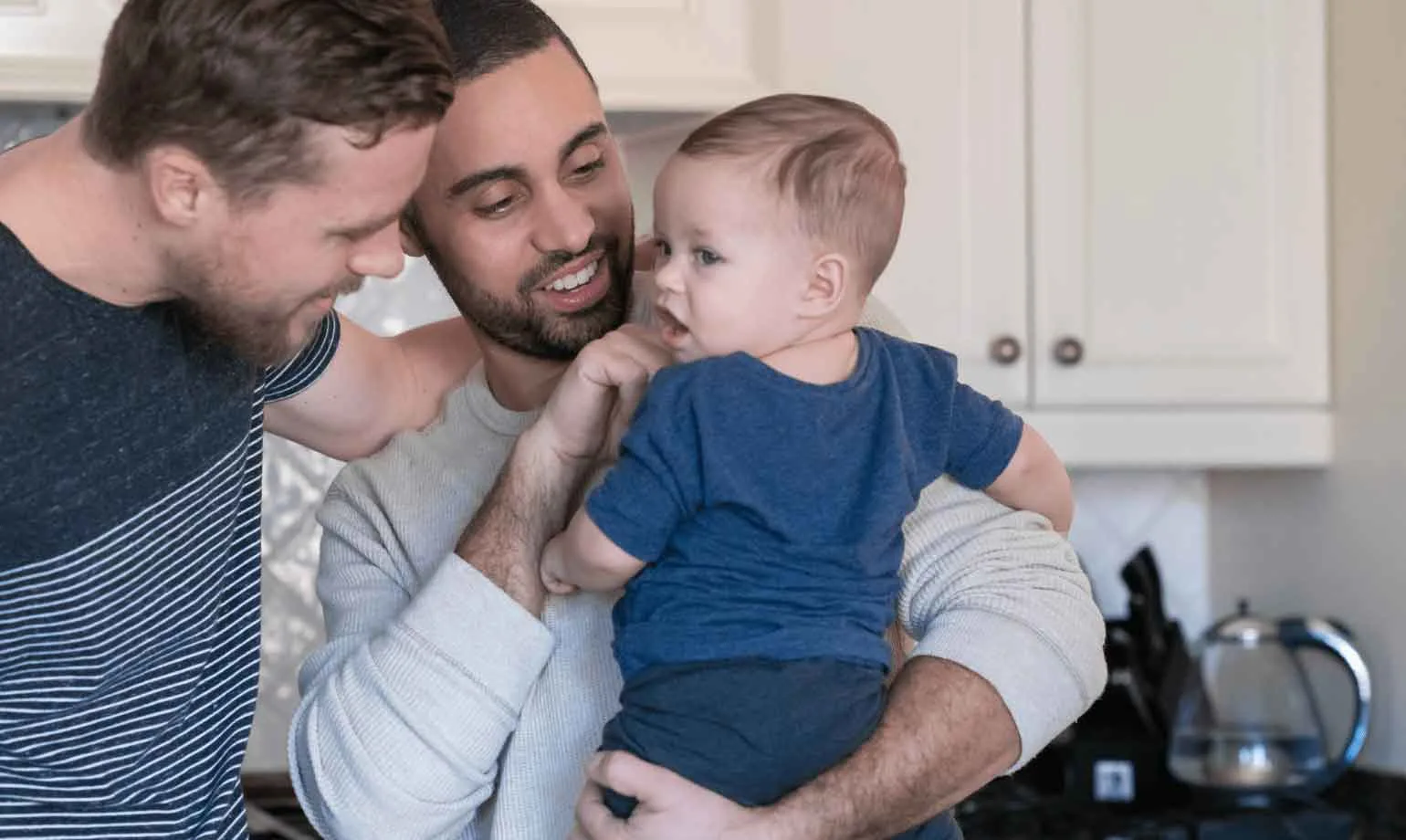 2 Homme avec leur bébé