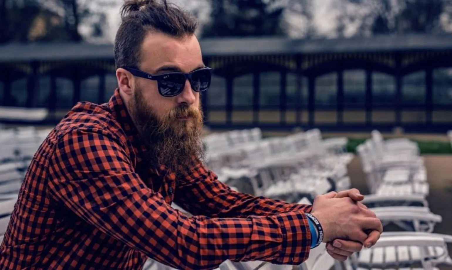 Un homme à longue barbe