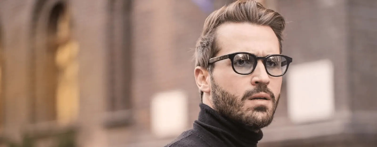 Uomo elegante con capelli tinti