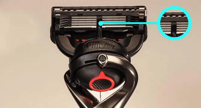 Ruota il rasoio per utilizzare la lama di precisione sul retro