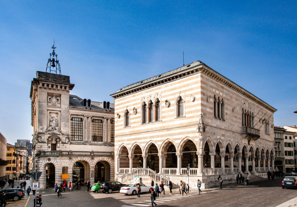 //images.ctfassets.net/4u1rhauh45xp/va2vpLnMKlNsRVRLrxwrZ/86b7b6437f317162a066ef582012af67/Loggia-del-Lionello-piazza-della-Liberta-di-Udine-1024x715.jpg