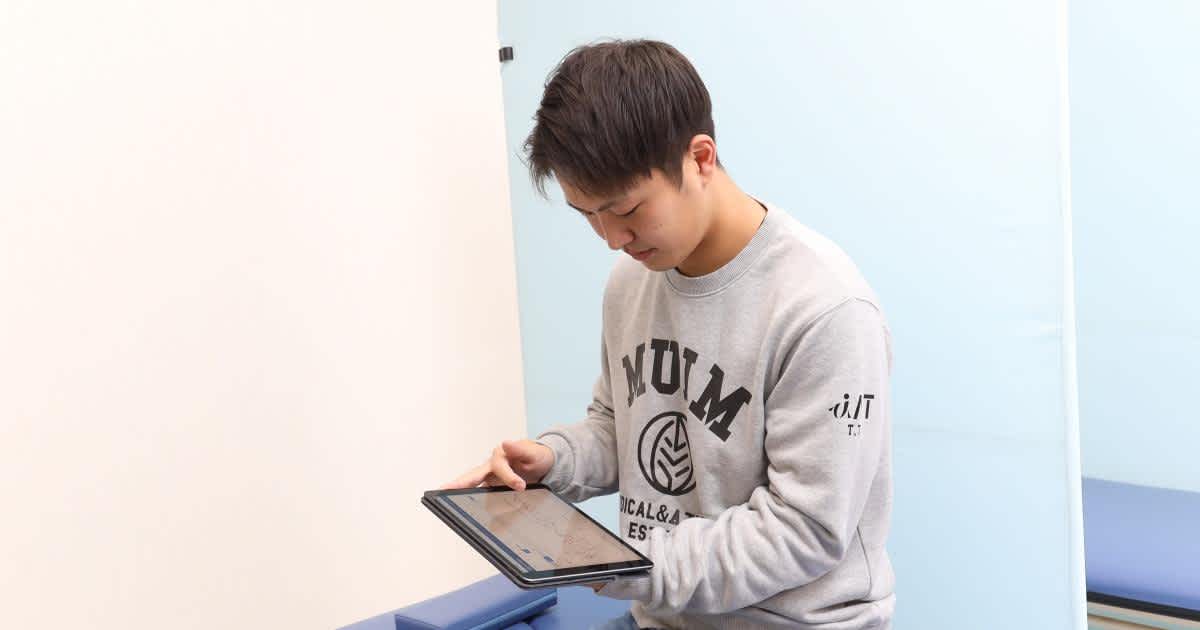 ONE TAP SPORTSを入力する鍼灸学科3年生の野田功樹さん