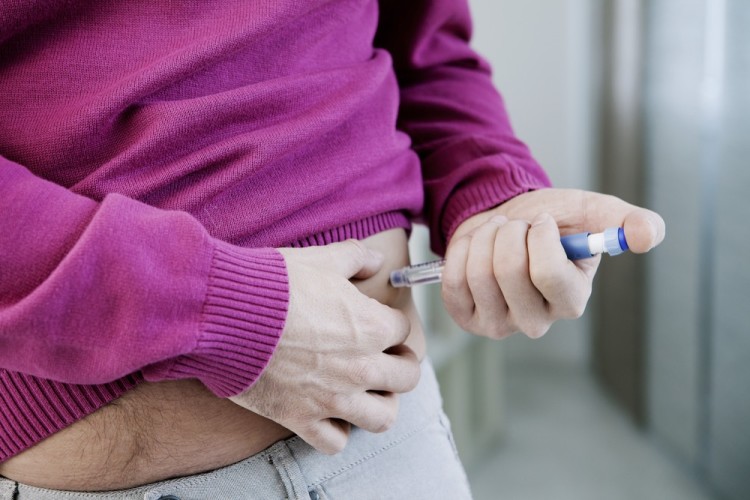 Man using an insulin pen in diabetes treatment for type 2 diabetes