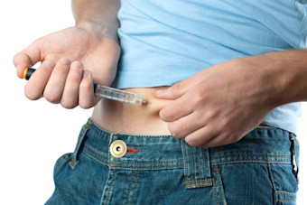 young man injecting insulin as part of type 1 diabetes treatment