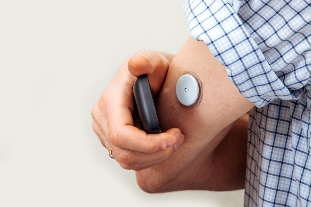 Diabetes measuring device for monitoring blood sugar levels