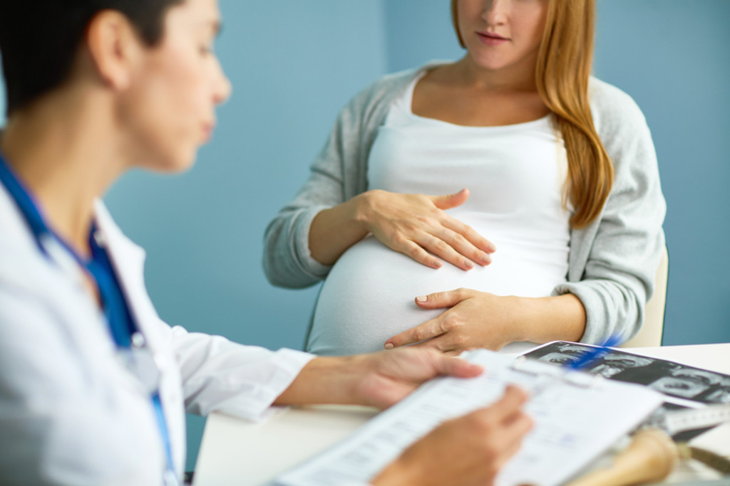 pregnant woman discussing treatment options with her doctor for gestational diabetes