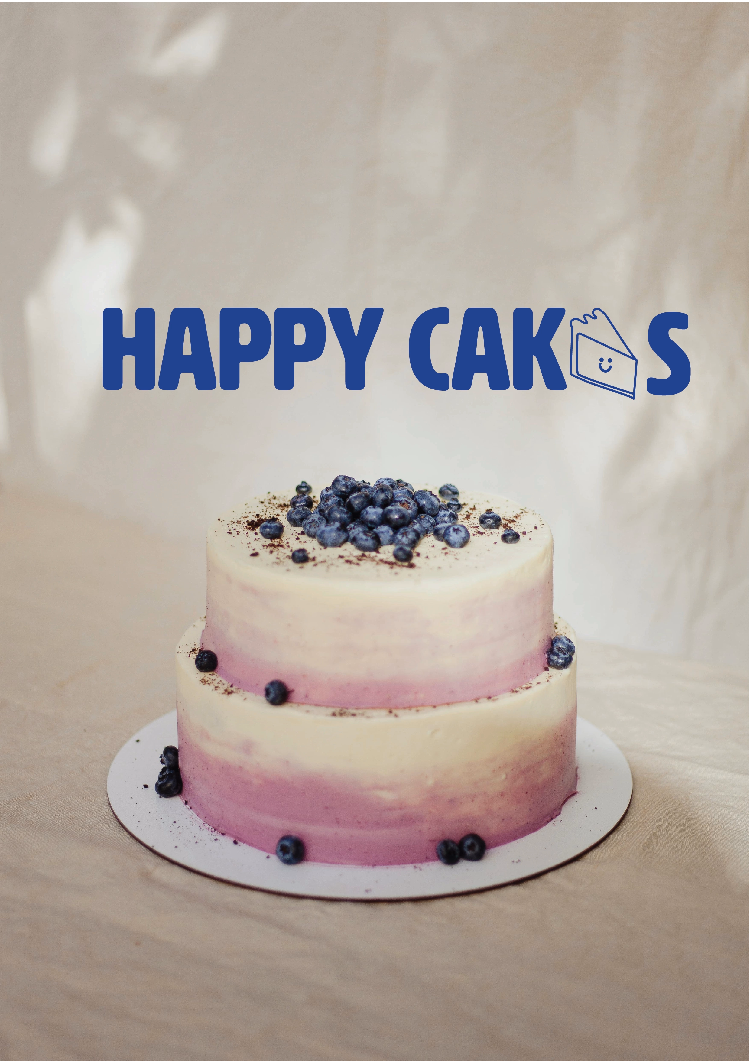 Juhlava kerroskakku mustikoilla; yllä HAPPY CAKE, jonka E on korvattu hymyilevällä kakkupalamerkillä.