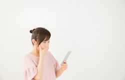 恩師の訃報に接したら?お悔やみの文例・マナーについて
