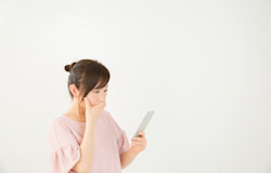 恩師の訃報に接したら?お悔やみの文例・マナーについて