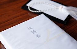 粗供養とは?品物の選び方・費用相場やのしの書き方・注意点まで解説