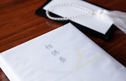 粗供養とは?品物の選び方・費用相場やのしの書き方・注意点まで解説