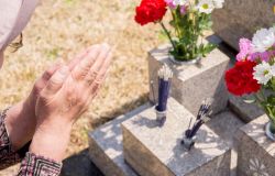 友人の命日・一周忌は何をする?お供え物の選び方やお墓参りの注意点をご紹介