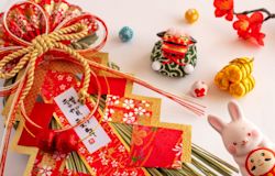 【喪中の正月】親族で集まる?お年玉は渡す?挨拶のマナーについても解説
