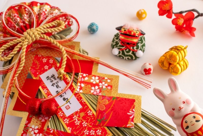 【喪中の正月】親族で集まる?お年玉は渡す?挨拶のマナーについても解説