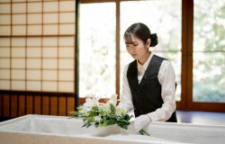 自宅葬の費用相場は?式場での家族葬と比較しながら解説します