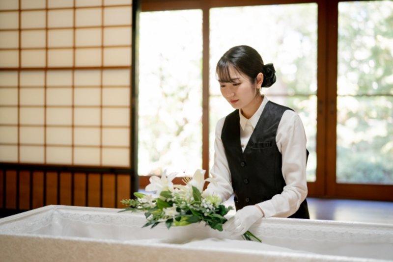 自宅葬の費用相場は?式場での家族葬と比較しながら解説します