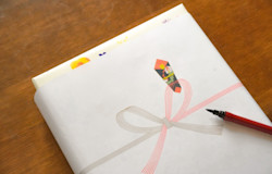 お供え物のかけ紙は何を選べばよい?「のし」の意味や書き方も紹介