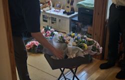 供花を自宅に送るには?自宅葬の服装や香典などのマナーについて解説