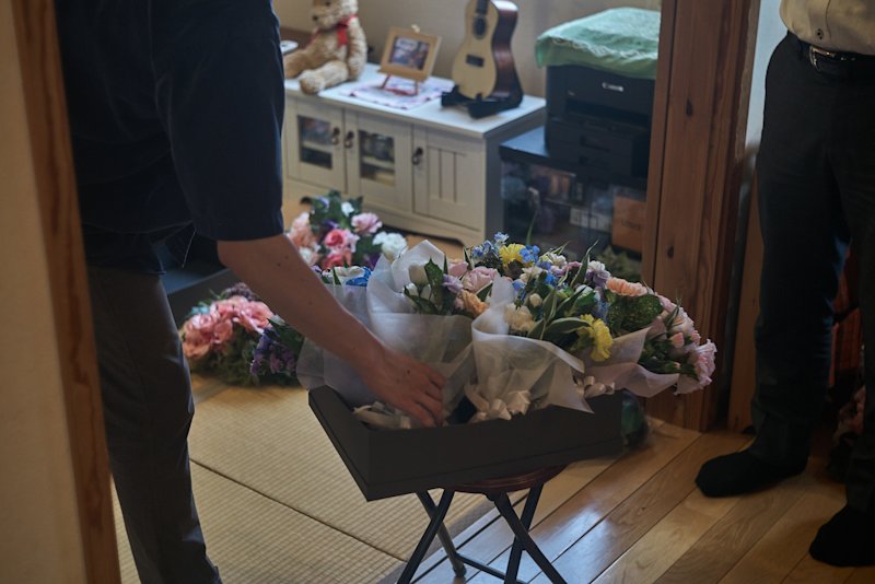 供花を自宅に送るには?自宅葬の服装や香典などのマナーについて解説