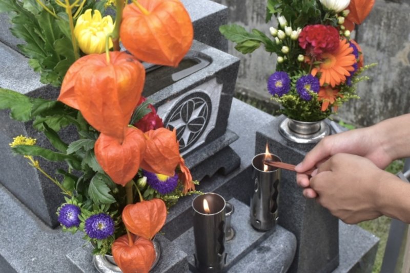 線香の意味とは?心を込めたお供え物の深い意味に迫る