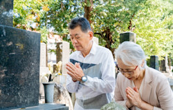 【お参りの服装】友人の仏壇に命日のお参りをする際のマナーを解説