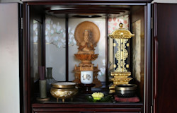 仏壇の引っ越しや処分前の供養の手順と方法を解説!位牌や遺影も一緒に供養