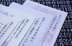 【2023年最新】各コンビニの喪中はがき印刷料金・割引情報を比較!