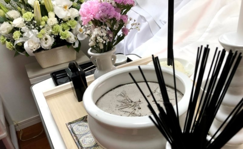 【枕飾りの意味と飾り方】宗教別にわかりやすく解説