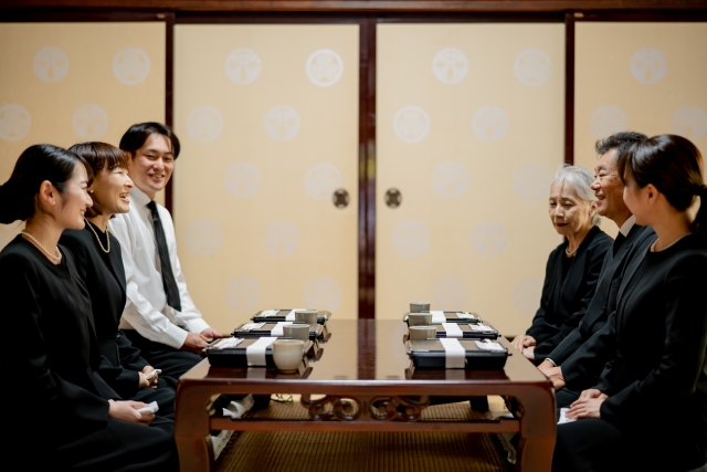 コロナ新時代 通夜の食事はある 辞退すべき 参列マナーを解説 葬想式のコラム コロナ新時代 通夜の食事はある 辞退すべき 参列マナーを解説 葬想式のコラム