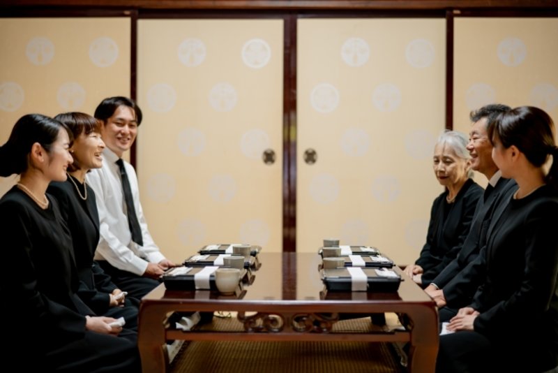 自宅葬の精進落しの場所は?仕出し弁当の持ち帰りでもいい?