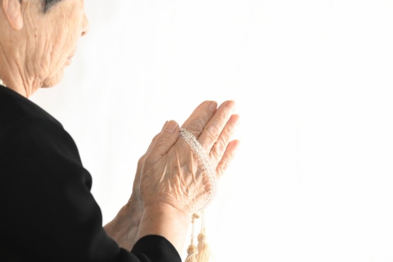 【数珠選び方のポイント4つ】男女・種類・値段・素材など用途に合わせて選ぶコツ