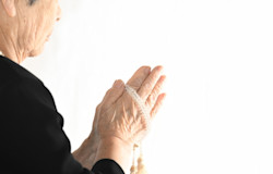 【数珠選び方のポイント4つ】男女・種類・値段・素材など用途に合わせて選ぶコツ