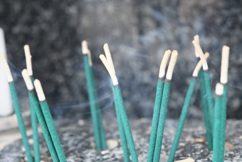 適切な焼香のやり方を学ぶために基本から宗派別までわかりやすく解説