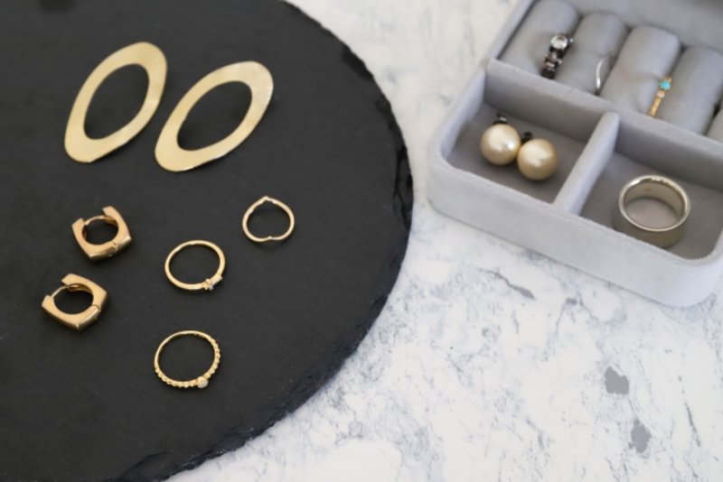 遺骨アクセサリーで大切な人との思い出を永遠に!人気のデザインや購入方法を紹介