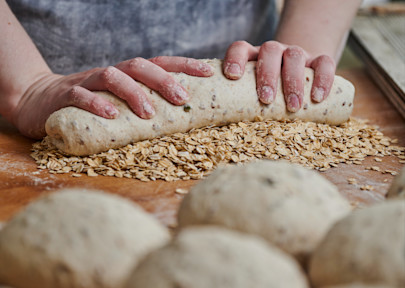 BAG GODT BRØD MED FULDKORN