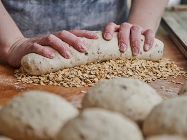 BAG GODT BRØD MED FULDKORN