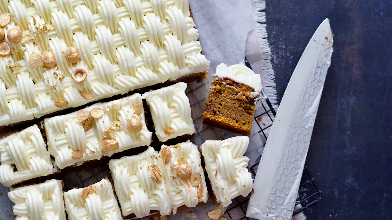 Kage-med-ostecreme-snit