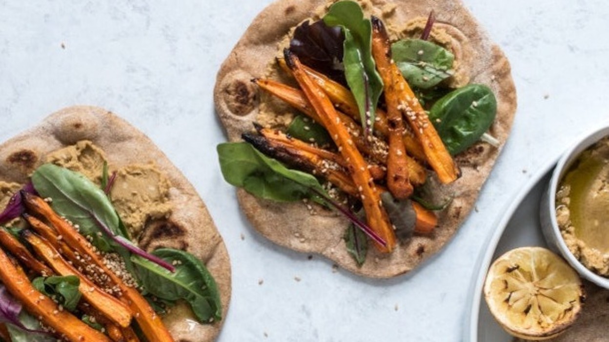 Fladbrød med honningbagte gulerødder og hummus