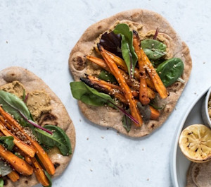 Fladbrød med honningbagte gulerødder og hummus