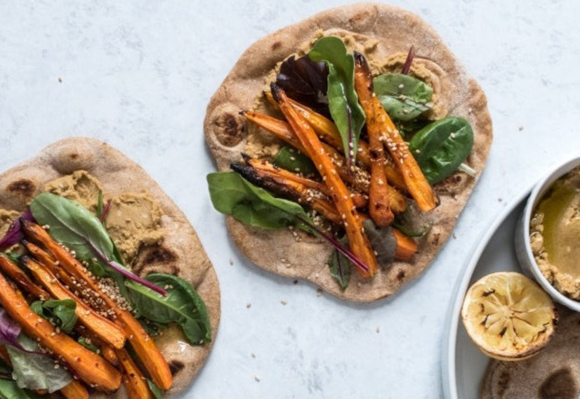 Fladbrød med honningbagte gulerødder og hummus