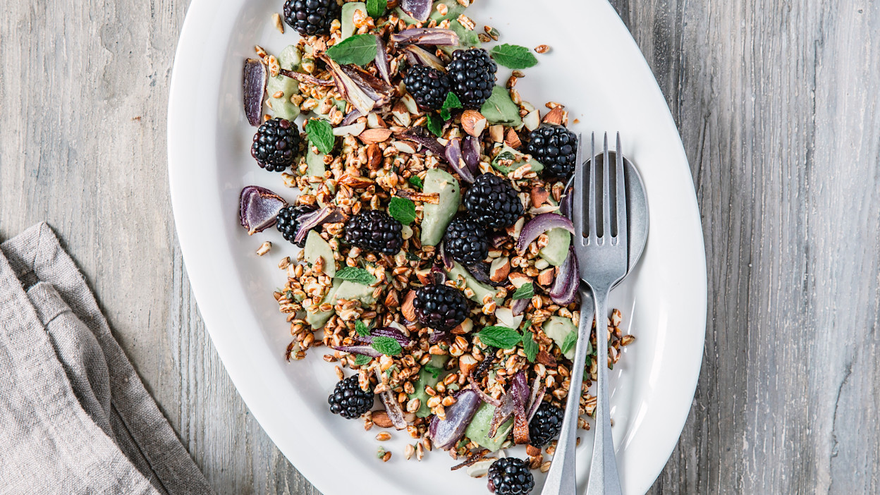 Salat med rugkerner, brombær & bagte rødløg