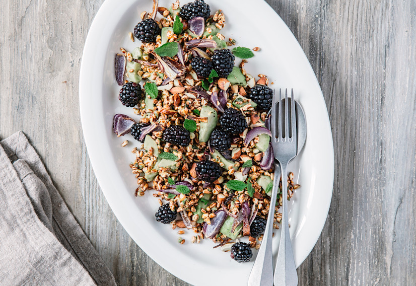 Salat med rugkerner, brombær & bagte rødløg