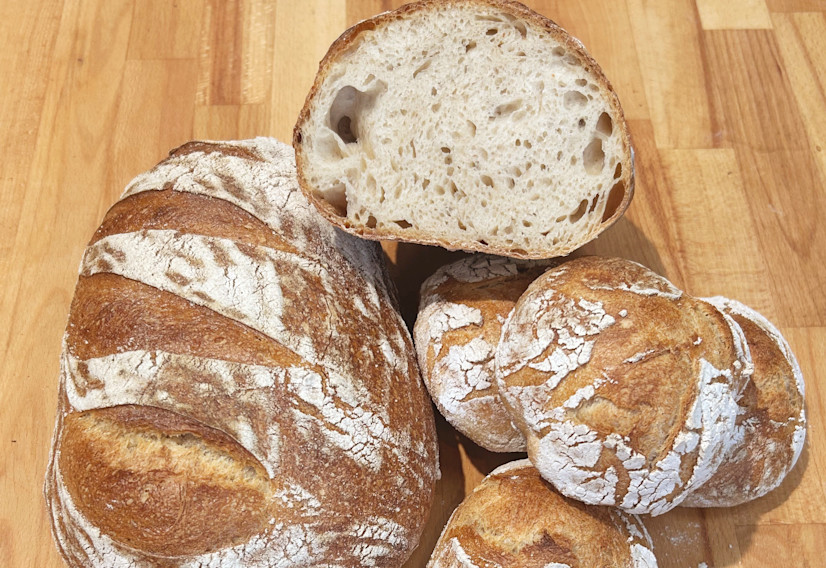 Surdejsbrød og stykkker med sigtet spelt